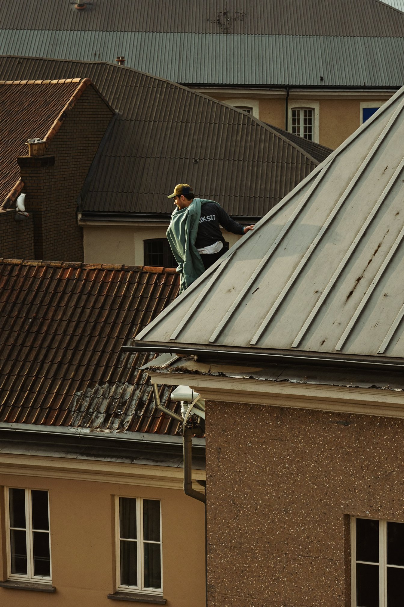 Dachdecker bei der Reparatur auf dem Dach