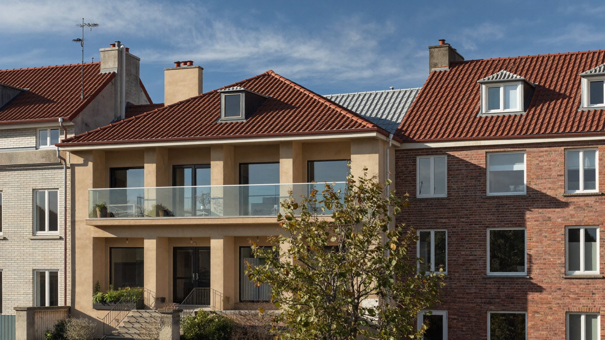 Steildach eines Backsteinhauses