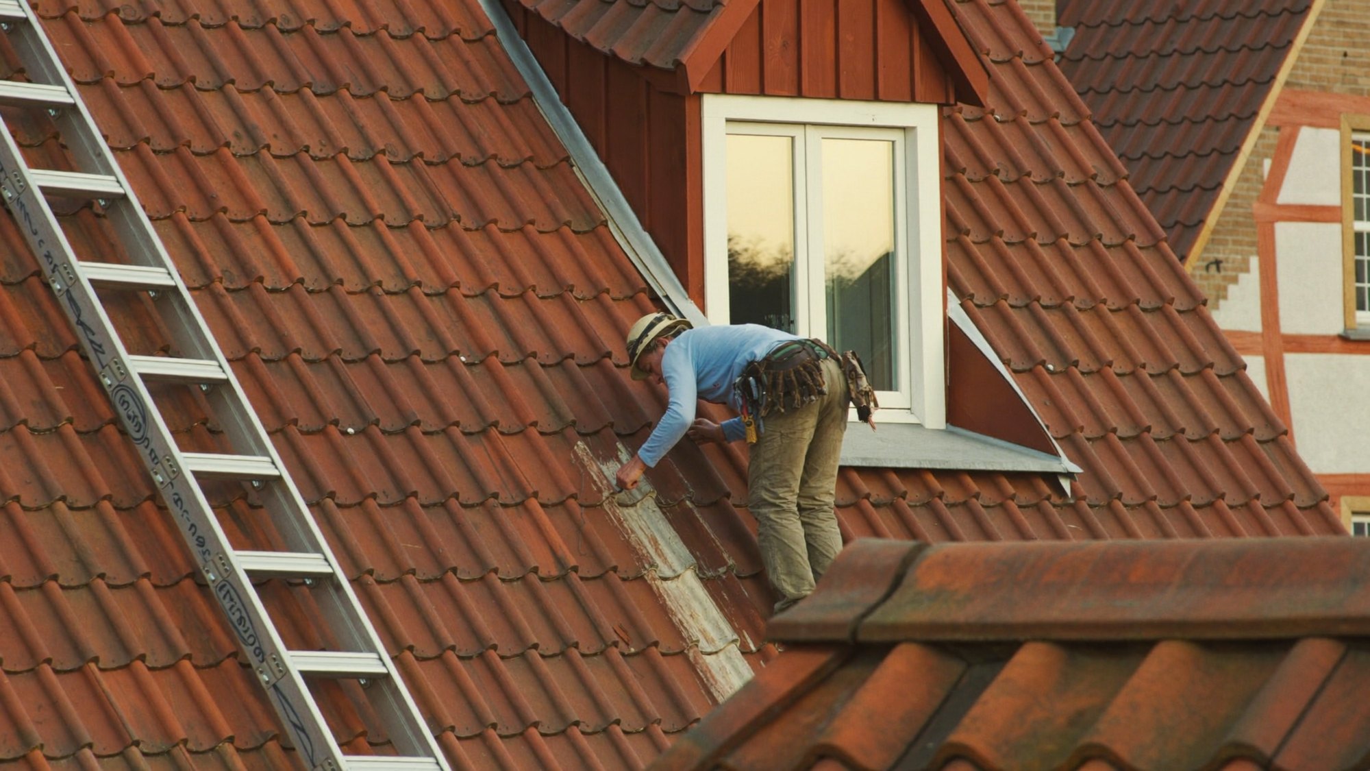 Dachdecker bei der Arbeit auf dem Steildach