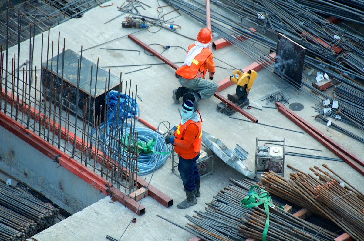 Zwei Fachkräfte von Bergmann Elektro auf der Baustelle