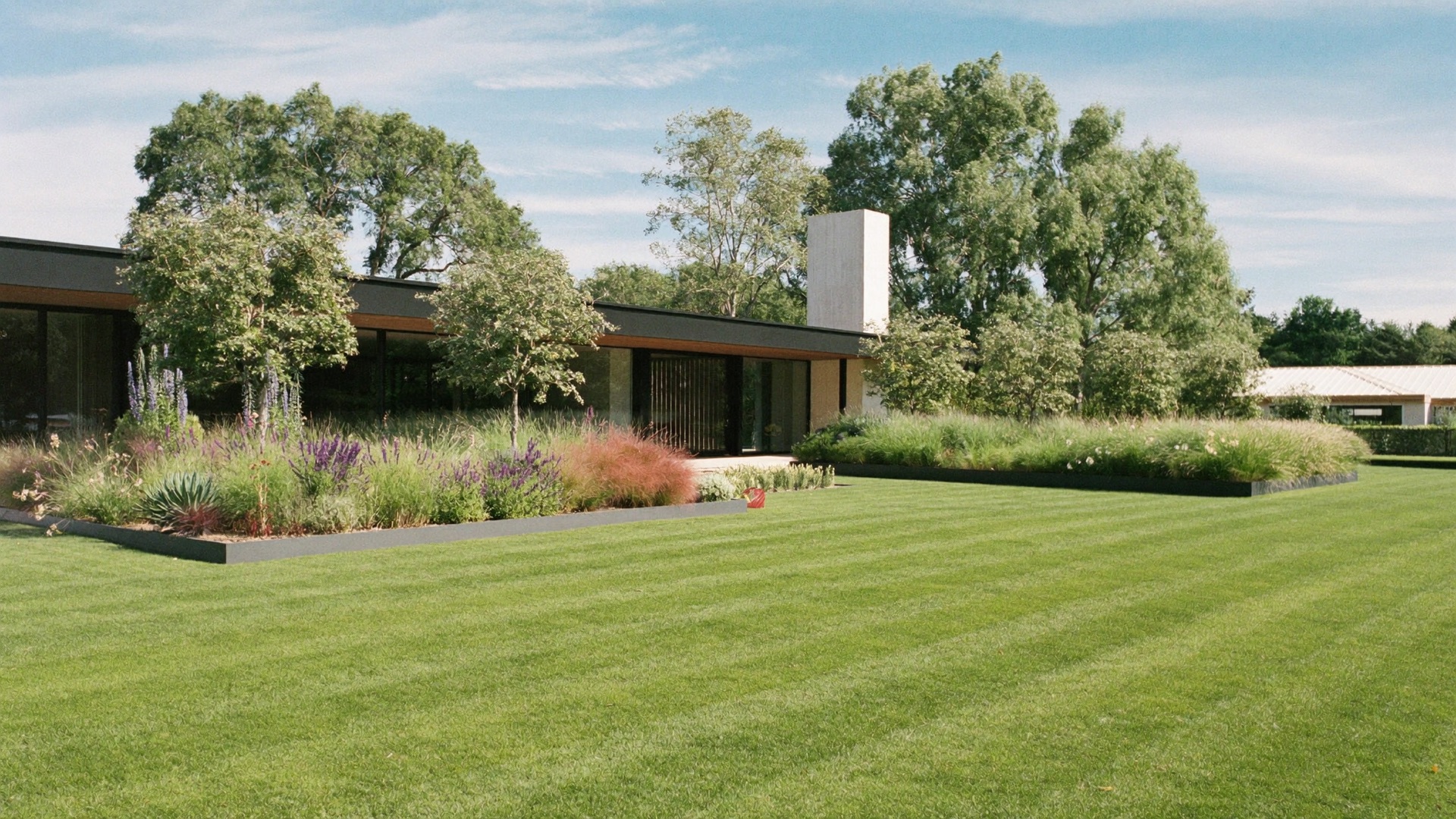 Moderne Gartenanlage mit Rasenfläche
