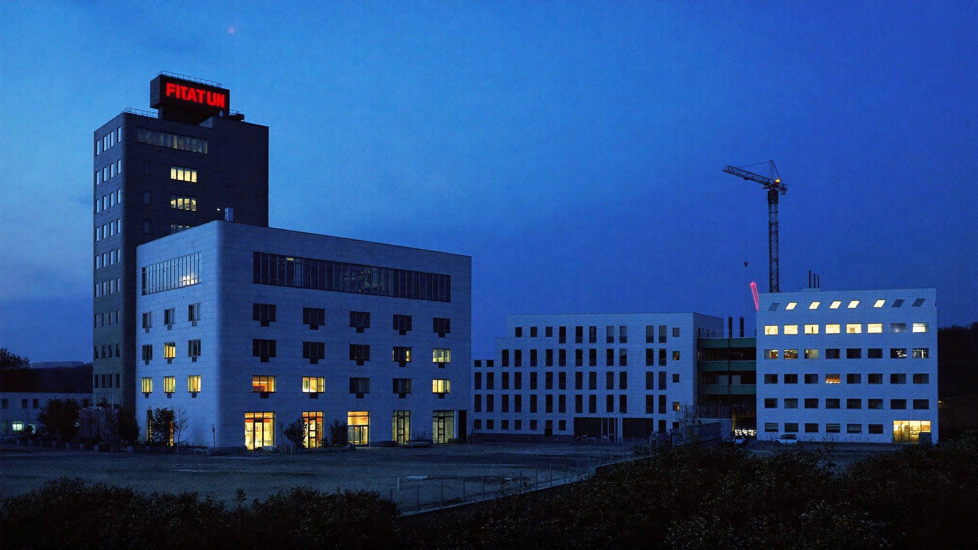 Beleuchtete Gebäude bei Nacht