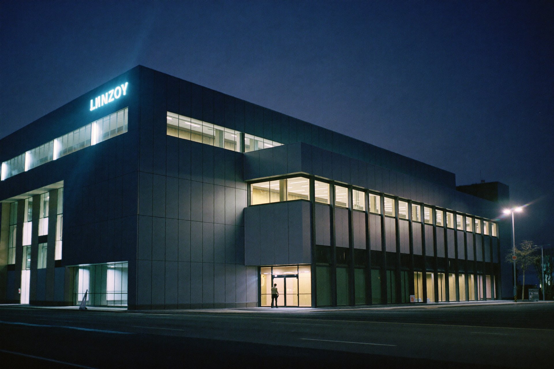 Beleuchtetes Bürogebäude bei Nacht