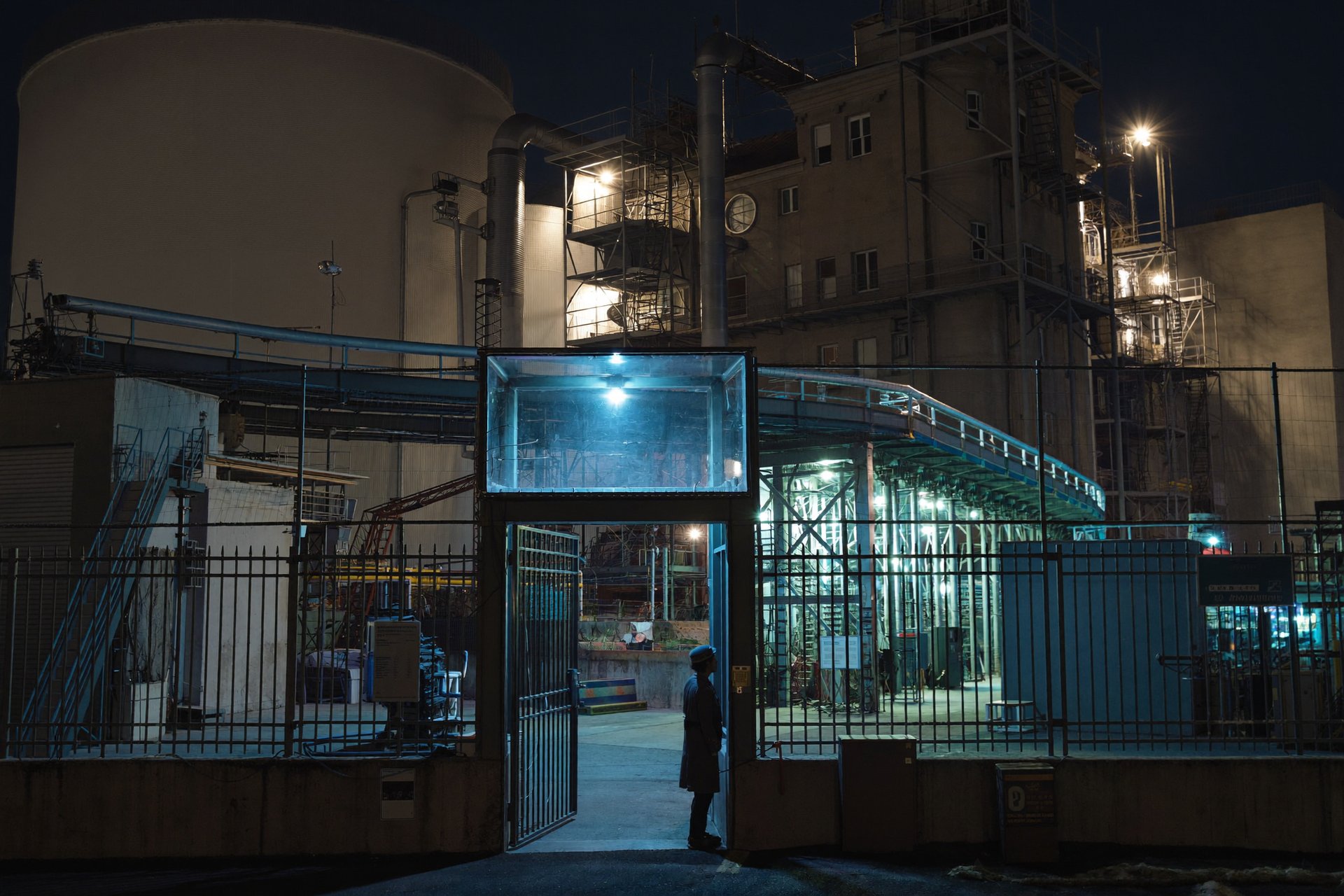 Industriegebäude bei Nacht
